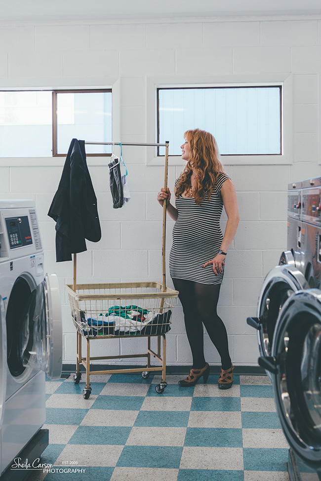 bellingham maternity photographer | bellingham maternity photography | laundromat maternity session | Maternity styled laundromat shoot